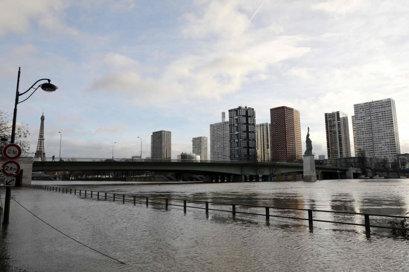 Блог - Как затопило Париж: люди передвигаются по городу на лодках Как затопило Париж: люди передвигаются по городу на лодках