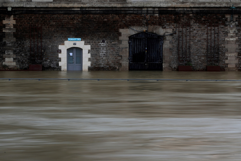 Блог - Как затопило Париж: люди передвигаются по городу на лодках Как затопило Париж: люди передвигаются по городу на лодках