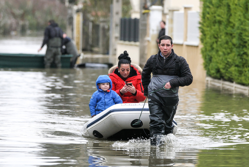 Блог - Как затопило Париж: люди передвигаются по городу на лодках Как затопило Париж: люди передвигаются по городу на лодках