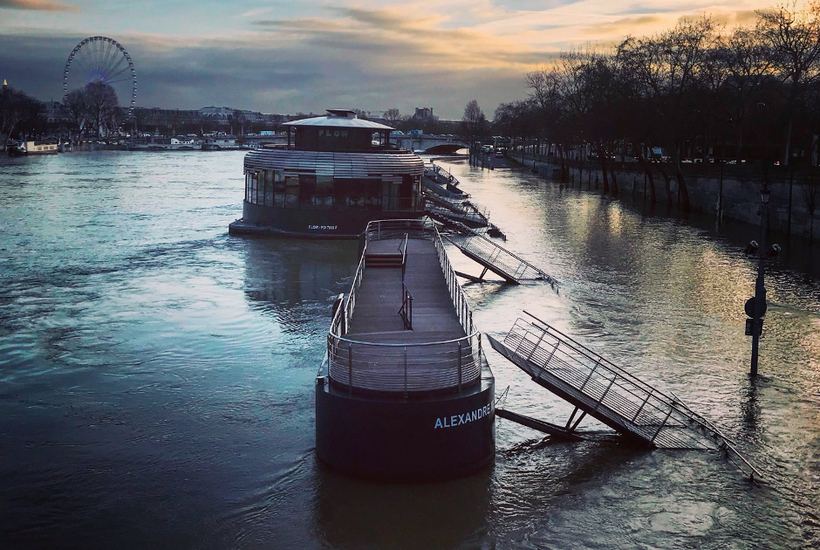 Блог - Как затопило Париж: люди передвигаются по городу на лодках Как затопило Париж: люди передвигаются по городу на лодках