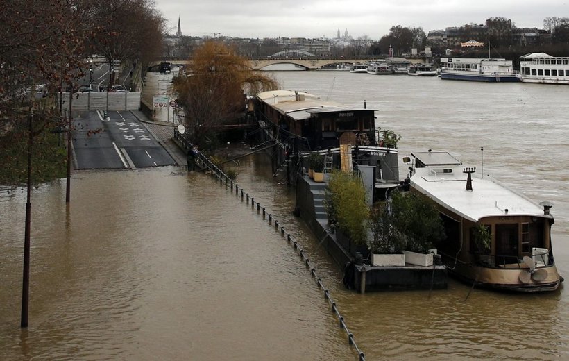 Блог - Как затопило Париж: люди передвигаются по городу на лодках Как затопило Париж: люди передвигаются по городу на лодках