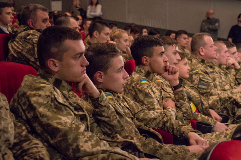 Зрители в ожидании начала кино