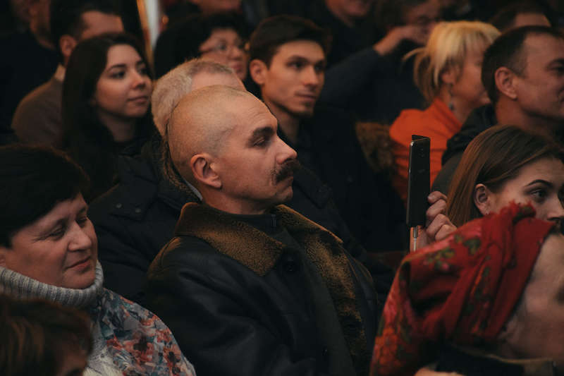 Посмотреть фильм собрались люди разных возрастов