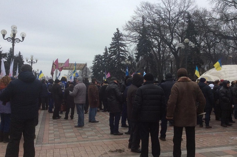 Военные ветераны и пенсионеры снова протестуют под Радой