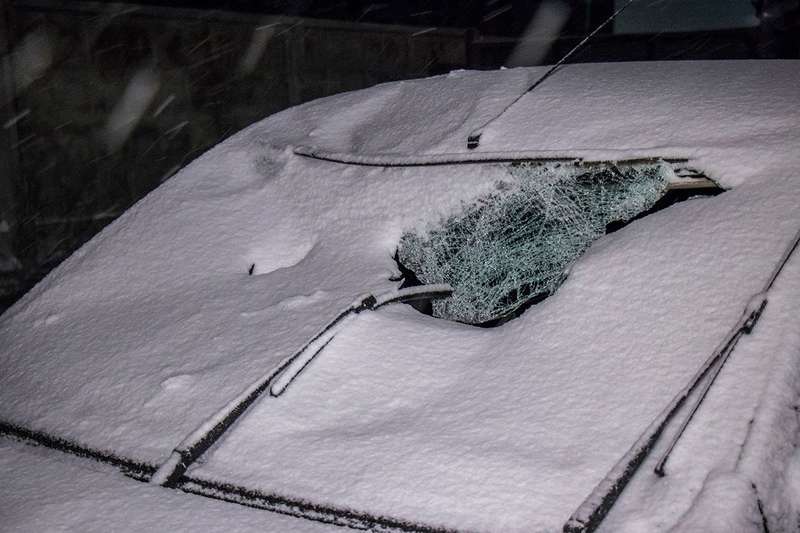 Лобовое стекло проломилось