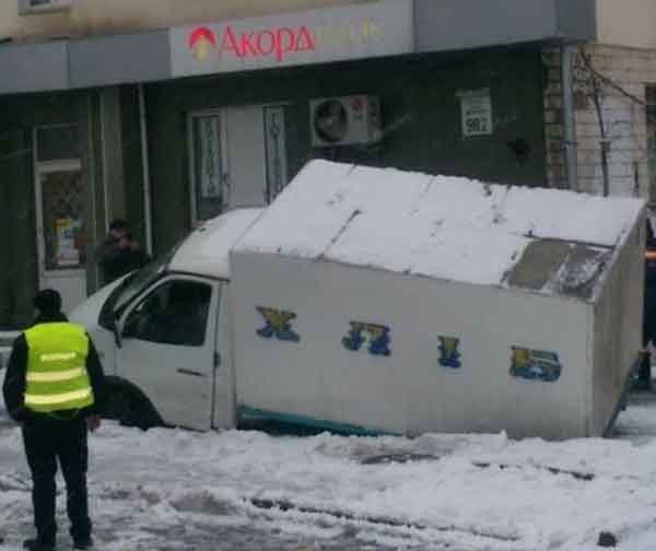 Киев, автомобиль провалился, асфальт dqxikeidqxidqeant