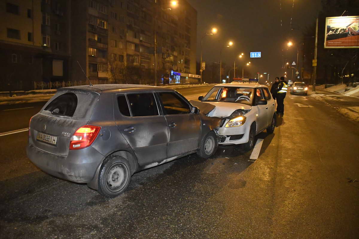 В результате ДТП госпитализировали водителя белой машины и пассажирку серой dqxikeidqxidqeant
