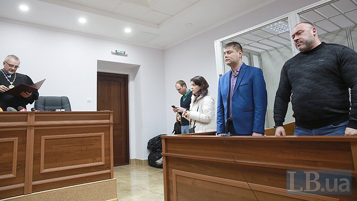 Суддя зачитує вирок Юрію Крісину (справа)