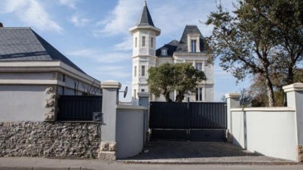 Активісти пікетували таємну дачу доньки Пуніна у Франції dqxikeidqxidqrant