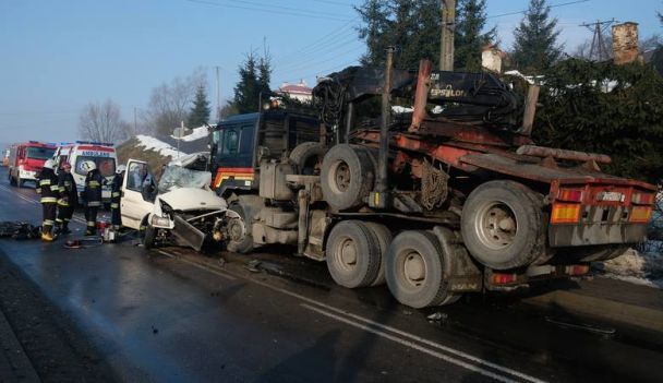 Ð ÐолÑÑе авÑо Ñ ÑкÑаинÑкими заÑобиÑÑанами влеÑело под колеÑа гÑÑзовика â еÑÑÑ Ð¿Ð¾Ð³Ð¸Ð±Ñие и ÑÑавмиÑованнÑе dqxikeidqxidqrant