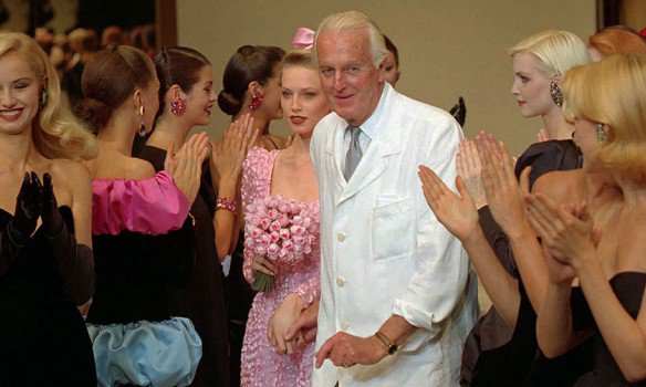 Ð®Ð±ÐµÑ€ Ð´Ðµ Ð–Ð¸Ð²Ð°Ð½ÑˆÐ¸ Ð¸ ÐµÐ³Ð¾ Ð¼Ð¾Ð´ÐµÐ»Ð¸ Ð¿Ð¾ÑÐ»Ðµ Ð¿Ð¾ÐºÐ°Ð·Ð° Ð² ÐŸÐ°Ñ€Ð¸Ð¶Ðµ, 1995