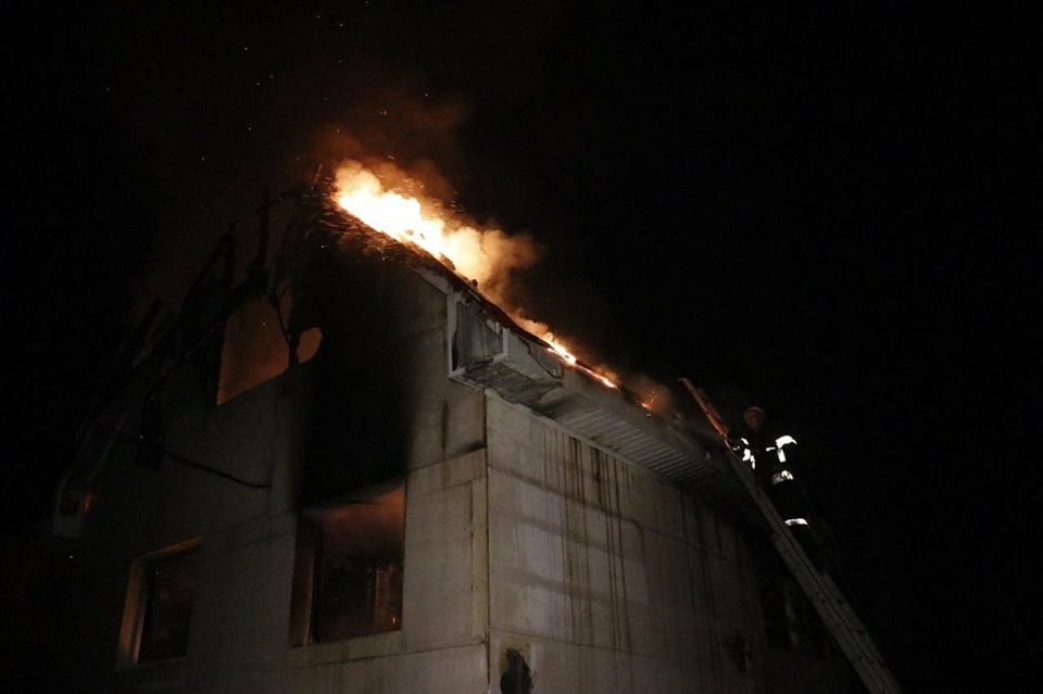 ÐÐ³Ð¾Ð½Ñ Ð¾Ñ
ваÑил около 30 квадÑаÑнÑÑ
меÑÑов