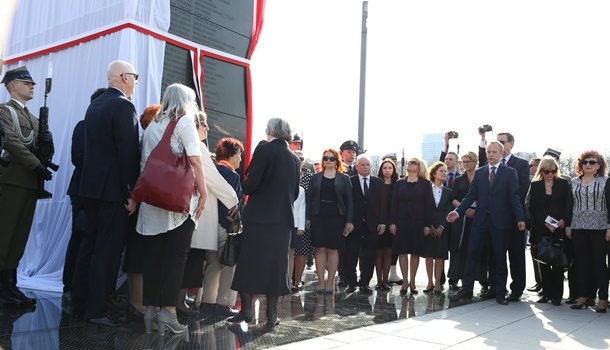 В Варшаве открыт памятник жертвам Смоленской катастрофы В Варшаве открыт памятник жертвам Смоленской катастрофы dqxikeidqxidqeant