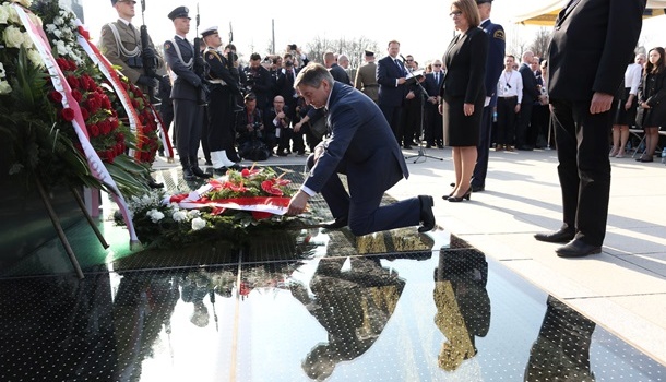 В Варшаве открыт памятник жертвам Смоленской катастрофы В Варшаве открыт памятник жертвам Смоленской катастрофы