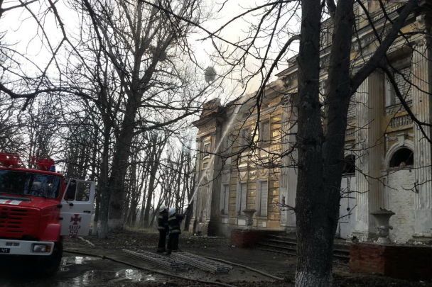 ÐŸÐ¾Ð´ Ð¥Ð°Ñ€ÑŒÐºÐ¾Ð²Ð¾Ð¼ Ð¾Ð³Ð¾Ð½ÑŒ ÑƒÐ½Ð¸Ñ‡Ñ‚Ð¾Ð¶Ð¸Ð» Ð´ÐµÑ€ÐµÐ²ÑÐ½Ð½Ñ‹Ð¹ Ð¿Ð°Ð¼ÑÑ‚Ð½Ð¸Ðº Ð°Ñ€Ñ…Ð¸Ñ‚ÐµÐºÑ‚ÑƒÑ€Ñ‹ - ÑƒÑÐ°Ð´ÑŒÐ±Ñƒ Ð¨Ð¸Ð´Ð»Ð¾Ð²ÑÐºÐ¸Ñ…