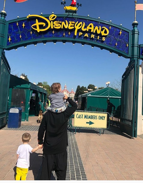 Monatik поеÑ
ал Ñо Ñвоими деÑÑми и женой в ÐиÑнейленд dqxikeidqxidqeant