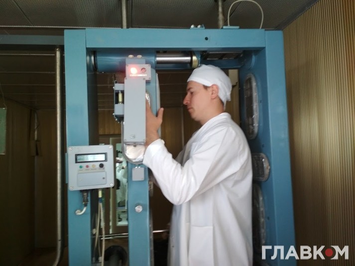 Аби вийти з будівлі третього енергоблоку ЧАЕС, треба пройти перевірку на забруднення радіоактивним брудом