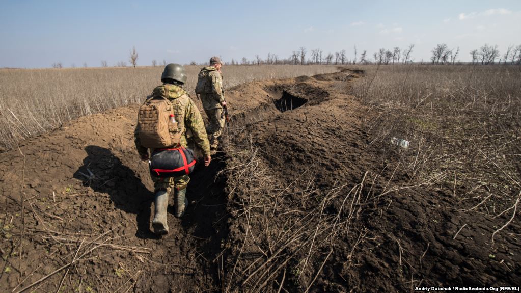 Неглибокі «підходні» окопи по дорозі до однієї з передових позицій