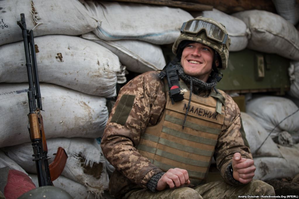 Матрос морської піхоти на передовій бойовій позиції