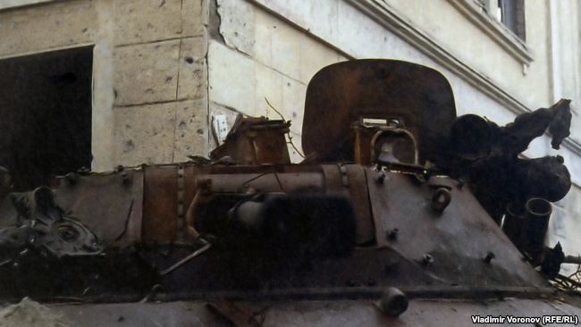 Сгоревший БМП-2 в Грозном, конец 1994