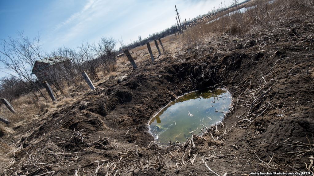 Свіжа вирва від снаряда калібру 152 міліметри посеред села говорить про те, що «гаряче» тут часто… dqxikeidqxidqeant