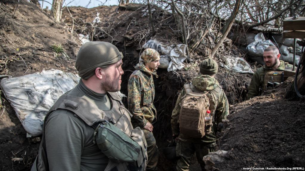 Морпіхи у «глибоких» окопах на передовій під Водяним