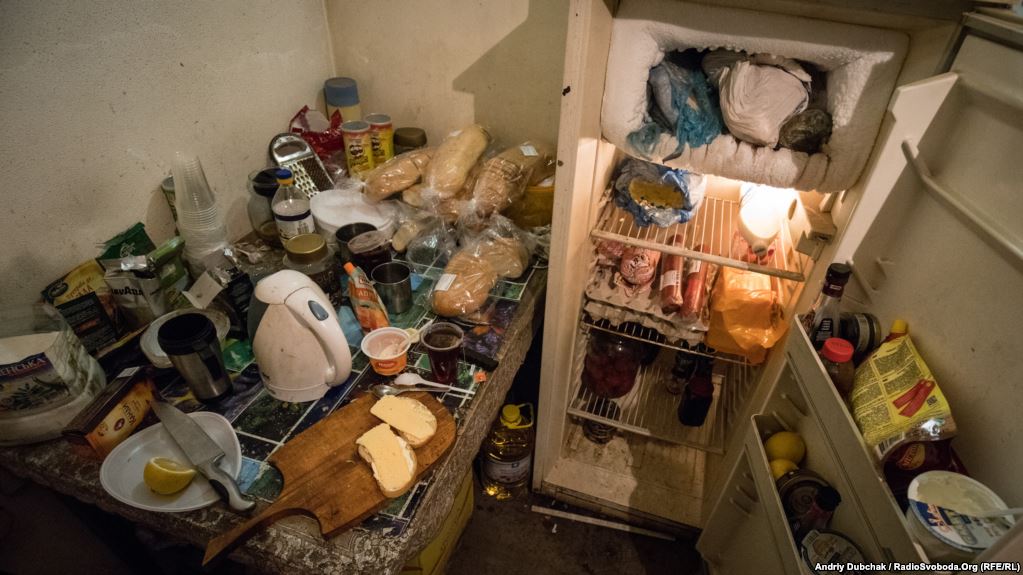 Холодильник морпіхів. Найбільш «ходове» – ковбаса, сир, масло і яйця. Усе інше треба готувати…