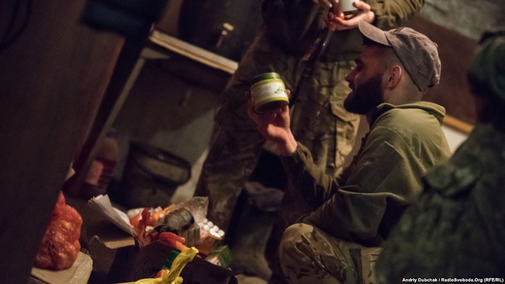 Морпіхи розпаковують чергову посилку від волонтерів. Серед іншого, креми від сонця та від комах (літо і спека вже не за горами)