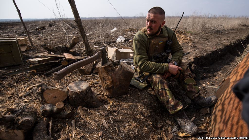 Морпіх Дмитро присів після нашого заходу на «нульову» (крайню до противника) позицію, за лічені секунди почнеться автоматний обстріл по нас із боку позицій проросійських бойовиків