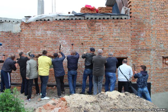 Жителі з кувалдами протестують