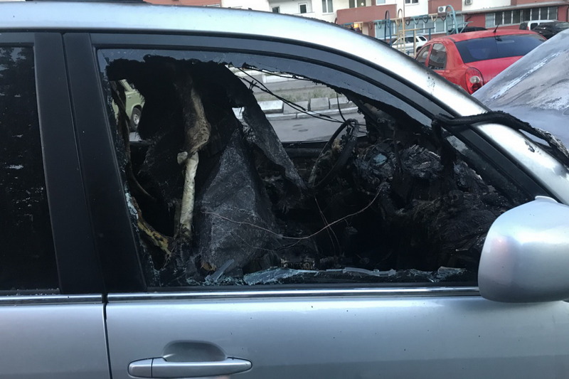 Ночью сожгли внедорожник главы "Харьковской самообороны" Ночью в Харькове сгорел автомобиль Виталия Тропачева. dqxikeidqxiqqdant