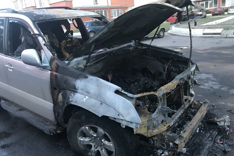 Ночью сожгли внедорожник главы "Харьковской самообороны" Ночью в Харькове сгорел автомобиль Виталия Тропачева.