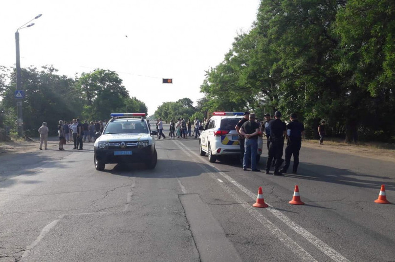 Ð’ ÐžÐ´ÐµÑÑÐµ ÑÑ‚Ð°Ñ€ÑƒÑ…Ð° Ð½Ð° Ð´Ð¶Ð¸Ð¿Ðµ ÑƒÐ±Ð¸Ð»Ð° Ð¼Ð¾Ð»Ð¾Ð´ÑƒÑŽ Ð´ÐµÐ²ÑƒÑˆÐºÑƒ Ñ Ñ€ÐµÐ±ÐµÐ½ÐºÐ¾Ð¼. Ð›ÑŽÐ´Ð¸ Ð¿Ð¾Ð´Ð½ÑÐ»Ð¸ Ð±ÑƒÐ½Ñ‚ (Ñ„Ð¾Ñ‚Ð¾, Ð²Ð¸Ð´ÐµÐ¾) 
