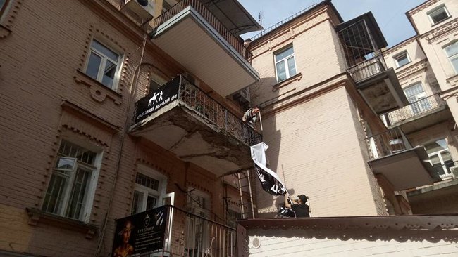 Активисты в Киеве сорвали рекламу хлеба российского бизнесмена Стерлигова, симпатизирующего Л/ДНР 02 Активисты в Киеве сорвали рекламу хлеба российского бизнесмена Стерлигова, симпатизирующего Л/ДНР 02