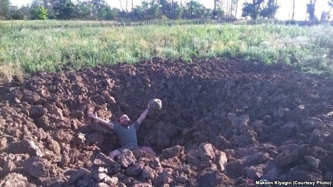 Павел Чиркин в воронке от снаряда