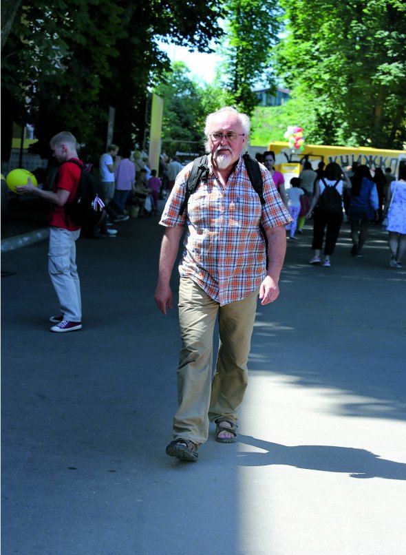 Юрій ВИННИЧУК, 66 років, письменник. Народився 18 березня 1952-го в Івано-Франківську. Батько був лікарем, мати – інженером-економістом. Освіту здобув на філологічному факультеті Прикарпатського університету імені Василя Стефаника. 1974 року переїхав до Львова. Працював вантажником, художником-оформлювачем. 1987-го організував естрадний театр ”Не журись!”. Був його режисером, писав сценарії, пісні, виступав як комедійний актор. У 1990-х – редактор відділу містики та сенсацій газети ”Post-Поступ”, головний редактор газети ”Гульвіса”. Автор збірки поезій ”Відображення”, повістей ”Ласкаво просимо в Щуроград”, ”Діви ночі”, ”Житіє гаремноє”, романів ”Мальва Ланда”, ”Груші в тісті”, ”Танґо смерті”, ”Цензор снів”, ”Аптекар”, ”Лютеція”. Також написав краєзнавчі книжки: ”Легенди Львова”, ”Кнайпи Львова”, ”Таємниці львівської кави”, міфологічну енциклопедію ”Книга бестій”. Твори перекладалися в Англії, Аргентині, Білорусі, Німеччині, Польщі, Канаді, Сербії, США, Франції, Хорватії, Чехії. За його казками зняли мультфільми ”Історія одного Поросятка”, ”Як метелик вивчав життя”, ”Лежень”. ”Флобер колись казав: ”Мадам Боварі – це я”. Так от Лежень – це я. Він наділений тими самими рисами і тією ж любов’ю до вареників”. Автор перекладів із німецької, англійської, чеської, польської, хорватської мов. Живе в місті Винники поблизу Львова. Переможець конкурсу Бі-Бі-Сі на найкращу українську книжку-2005 за роман ”Весняні ігри в осінніх садах”. Дружина Мирослава, 42 роки, син Олесь-Лук’ян, 14 років dqxikeidqxidqeant