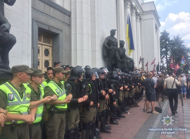 В центре Киева проходит митинг афганцев