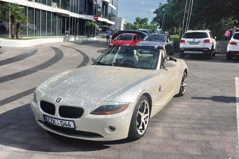 Ð¡ÑÐºÐ¾Ð½Ð¾Ð¼Ð¸Ð» Ð½Ð° Ñ€Ð°ÑÑ‚Ð°Ð¼Ð¾Ð¶ÐºÐµ: Ð¿Ð¾ ÐžÐ´ÐµÑÑÐµ ÐºÐ¾Ð»ÐµÑÐ¸Ñ‚ ÐµÐ²Ñ€Ð¾Ð±Ð»ÑÑ…Ð°, ÑƒÑÑ‹Ð¿Ð°Ð½Ð½Ð°Ñ ÑÑ‚Ñ€Ð°Ð·Ð°Ð¼Ð¸ 