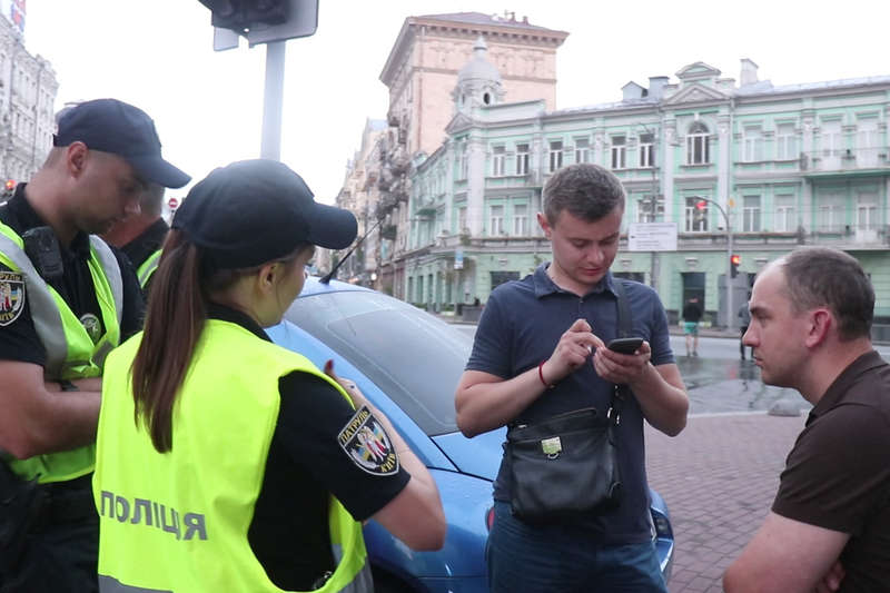 ÐодиÑÐµÐ»Ñ Ð¸ Ð²Ð»Ð°Ð´ÐµÐ»ÐµÑ Ð¼Ð°ÑÐ¸Ð½Ñ Ð¸Ð¼ÐµÐ»Ð¸ ÑвнÑе пÑизнаки алкоголÑного опÑÑнениÑ, однако ÑеÑÑ Ð½Ð° дÑÐ°Ð³ÐµÑ Ð¿ÑоÑ
одиÑÑ Ð¾ÑказалиÑÑ