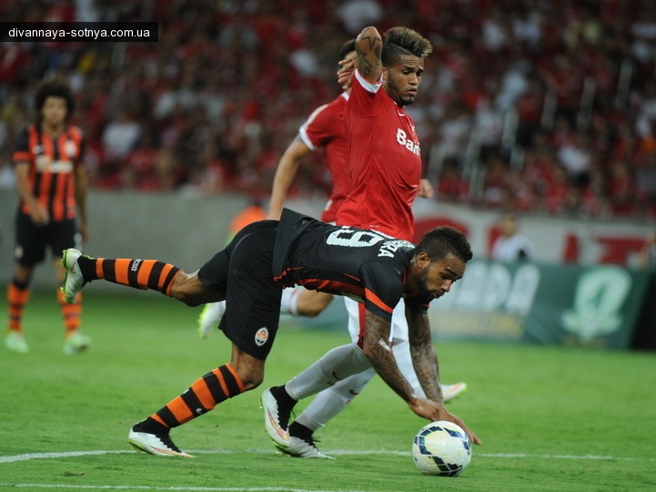 Блог пользователя Oblomov: Футболисты Шахтёра провели игру без национальной символики и требовали прекратить войну