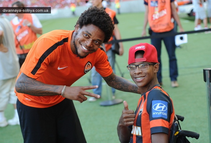 Блог пользователя Oblomov: Футболисты Шахтёра провели игру без национальной символики и требовали прекратить войну