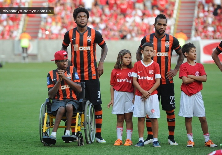 Блог пользователя Oblomov: Футболисты Шахтёра провели игру без национальной символики и требовали прекратить войну