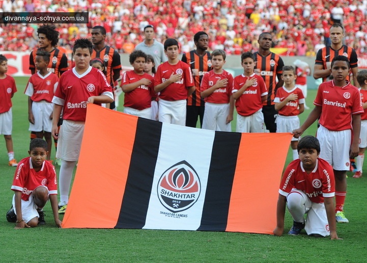 Блог пользователя Oblomov: Футболисты Шахтёра провели игру без национальной символики и требовали прекратить войну