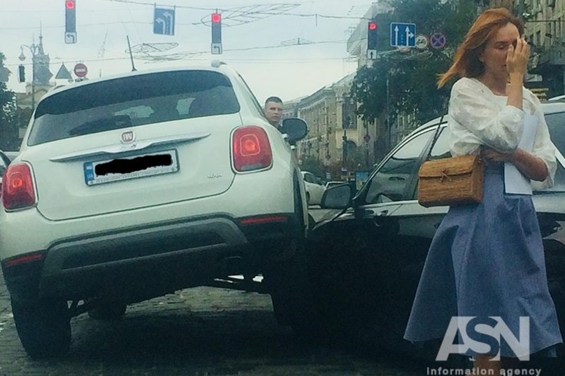 Ð—Ð½Ð°Ñ‚Ð½Ð¾ Ð¿ÐµÑ€ÐµÑÑ‚Ñ€Ð¾Ð¸Ð»Ð°ÑÑŒ: Ð² Ñ†ÐµÐ½Ñ‚Ñ€Ðµ ÐšÐ¸ÐµÐ²Ð° Ð´Ð¶Ð¸Ð¿ Ð²Ð»ÐµÐ· Ð½Ð° ÐºÐ°Ð¿Ð¾Ñ‚ Ð»ÐµÐ³ÐºÐ¾Ð²ÑƒÑˆÐºÐ¸  dqxikeidqxidqrant