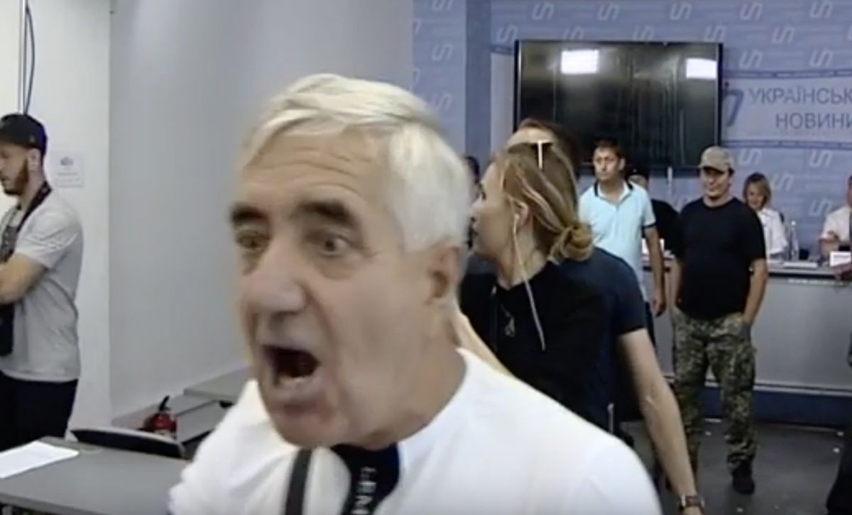 Цей координатор вандалів кинув жінку на підлогу