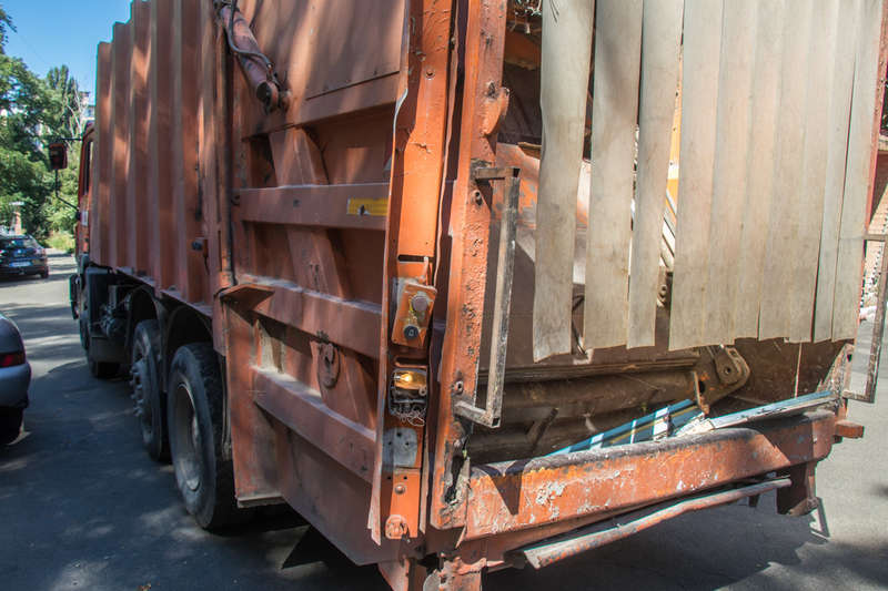 ÐÑжÑина вÑгÑÑжал мÑÑÐ¾Ñ Ð² мÑÑоÑовоз и по неоÑÑоÑожноÑÑи Ñ Ð½Ð¸Ð¼ пÑоизоÑел неÑÑаÑÑнÑй ÑлÑÑай