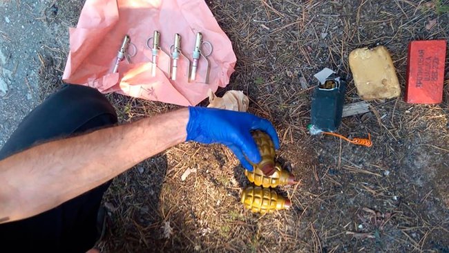 Тайник с оружием выявлен на заброшенной базе отдыха на Донетчине 02 Тайник с оружием выявлен на заброшенной базе отдыха на Донетчине 02 dqxikeidqxidqeant