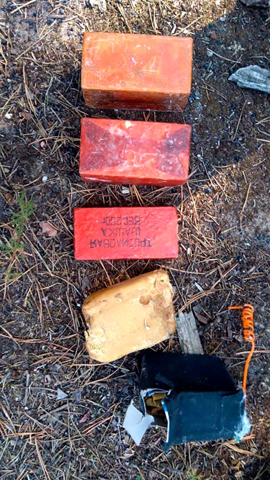 Тайник с оружием выявлен на заброшенной базе отдыха на Донетчине 03 Тайник с оружием выявлен на заброшенной базе отдыха на Донетчине 03