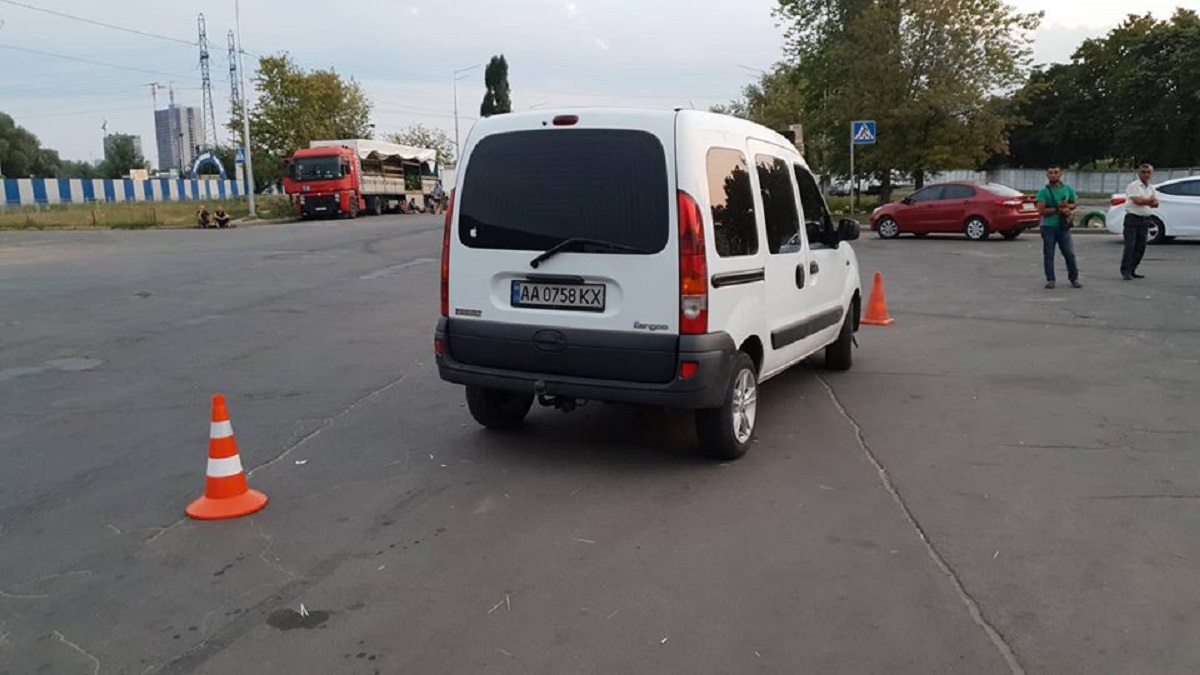 Ðа Троещине автомобиль Renault Ñбил пешехода dqxikeidqxidqeant