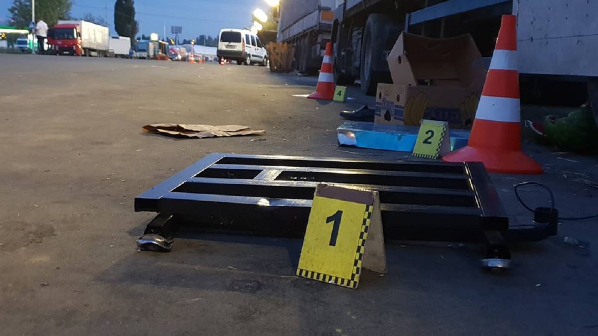 От удара пешехода откинуло под колеÑа фуры